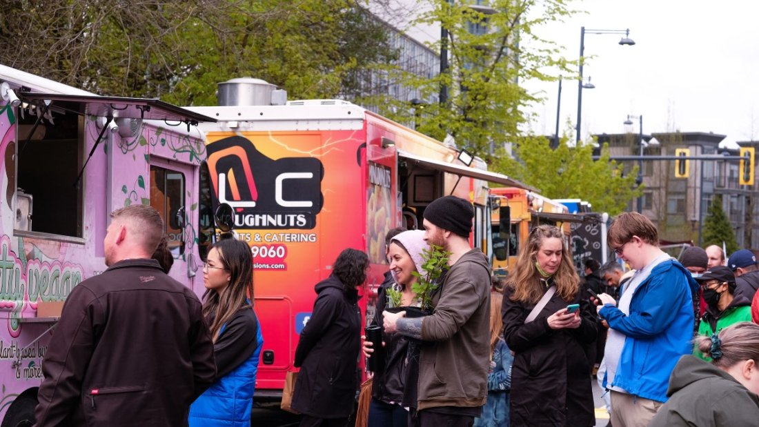 people lining up for food trucks